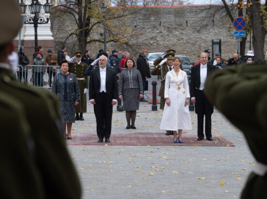 President Alar Karis ja president Kersti Kaljulaid abikaasadega