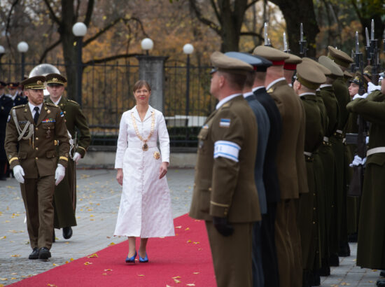 President Kersti Kaljulaid tervitab aukompaniid Lossi platsil