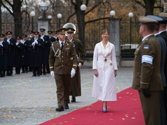 President Kersti Kaljulaid tervitab aukompaniid Lossi platsil