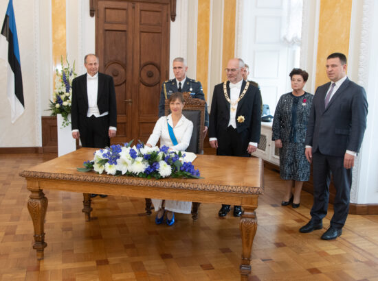 President Kersti Kaljulaid kirjutab Riigikogu külalisteraamatusse
