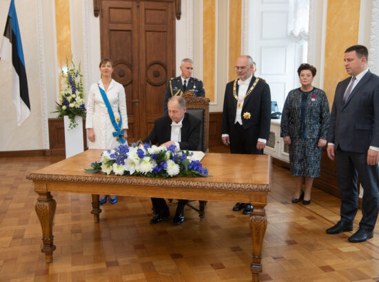 President Kersti Kaljulaidi abikaasa Georgi-Rene Maksimovski kirjutab Riigikogu külalisteraamatusse