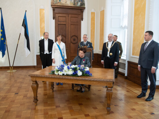 President Karise abikaasa Sirje Karis kirjutab Riigikogu külalisteraamatusse