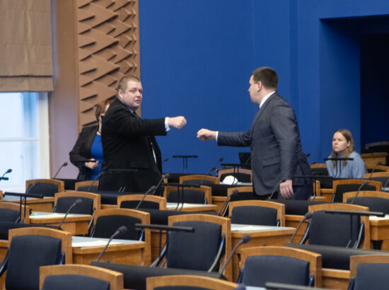 Keskkonnaminister Erki Savisaare ametivanne ja kliimaeesmärkide arutelu