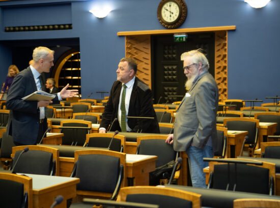 Keskkonnaminister Erki Savisaare ametivanne ja kliimaeesmärkide arutelu