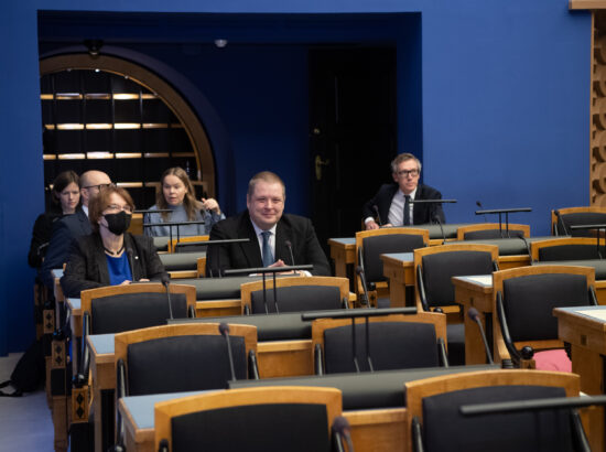 Keskkonnaminister Erki Savisaare ametivanne ja kliimaeesmärkide arutelu