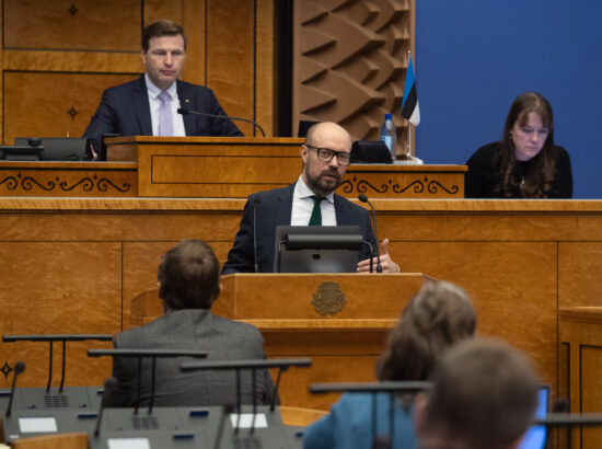 Keskkonnaminister Erki Savisaare ametivanne ja kliimaeesmärkide arutelu