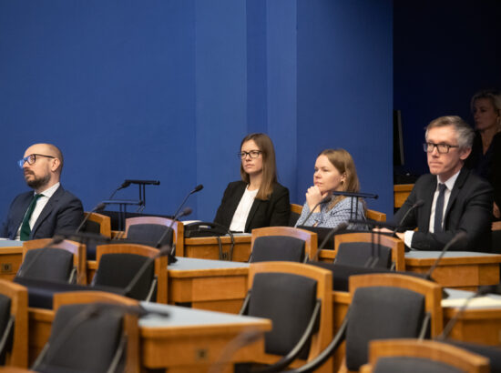 Keskkonnaminister Erki Savisaare ametivanne ja kliimaeesmärkide arutelu