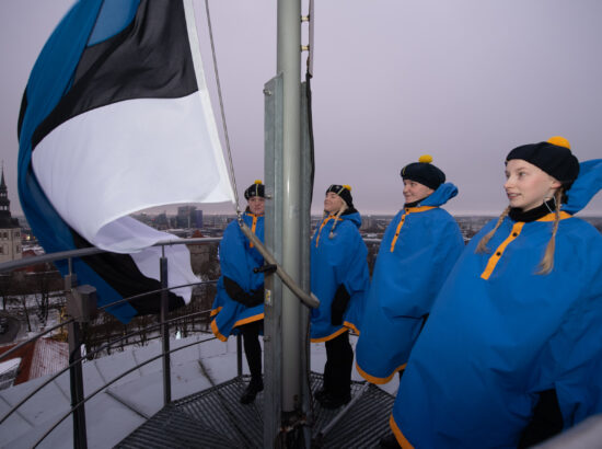 Kodutütred Pika Hermanni torni lippu heiskamas