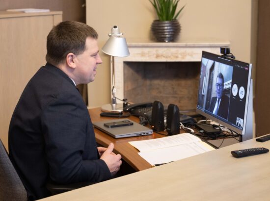 Riigikogu esimees Jüri Ratas kohtub videosilla vahendusel Soome parlamendi esimehe Matti Vanhaneniga.
