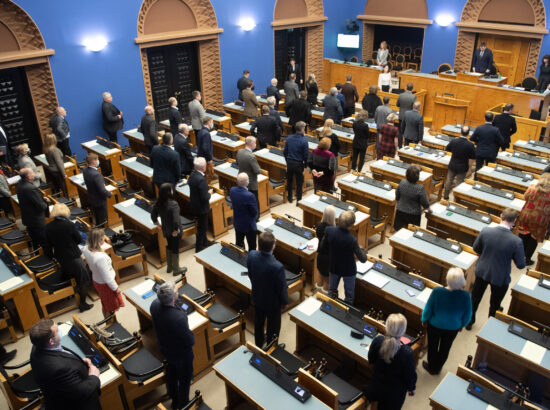 Riigikogu mälestas istungi alguses leinaseisakuga meie hulgast lahkunud Riigikogu liiget Madis Millingut.