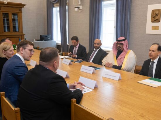 Majanduskomisjoni liikmed arutasid täna Saudi Araabia majandus- ja planeerimisminister Faisal Al-Ibrahimiga võimalusi Saudi Araabia ja Eesti majandussidemete arendamiseks ja tugevdamiseks.