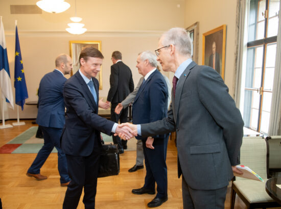 Riigikogu esimees Jüri Ratas, Eesti-Soome parlamendirühma esimees Helmen Kütt ja parlamendirühma kuuluv Aivar Sõerd Eduskunta istungil