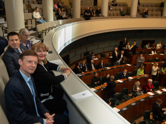 Riigikogu esimees Jüri Ratas, Eesti-Soome parlamendirühma esimees Helmen Kütt ja parlamendirühma kuuluv Aivar Sõerd Eduskunta istungil