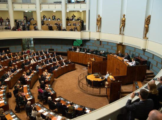 Eduskunta arutab ja hääletab eelnõu, millega Soome taotleb NATO liikmesust.