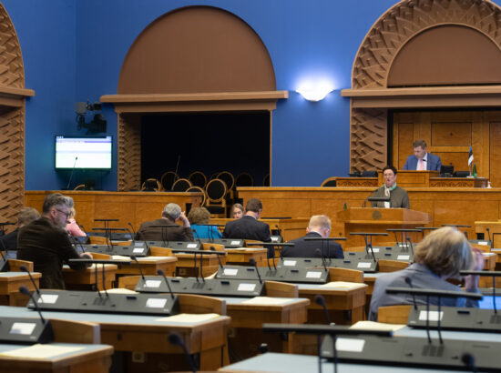 Riigikogu arutas ja võttis vastu riigi 2022. aasta lisaeelarve ning veel kolm teise lugemise eel valitsuse usaldusküsimusega seotud seadust.