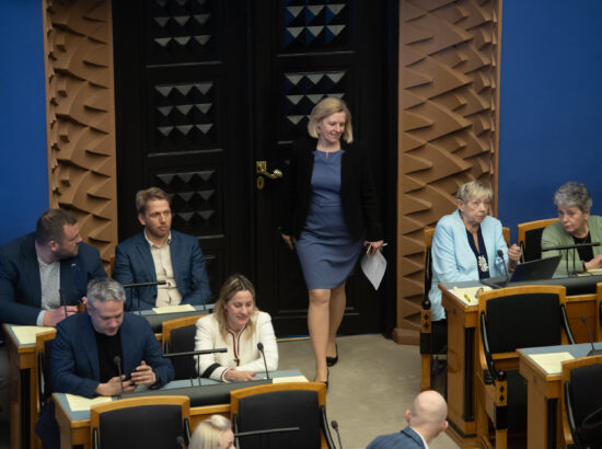 Riigikogu arutas ja võttis vastu riigi 2022. aasta lisaeelarve ning veel kolm teise lugemise eel valitsuse usaldusküsimusega seotud seadust.