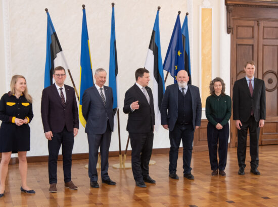 Riigikogu esimees Jüri Ratas, Euroopa Liidu asja komisjoni esimees Siim Kallas ja aseesimees Raimond Kaljulaid, keskkonnakomisjoni esimees Yoko Alender ja majanduskomisjoni esimees Kristen Michal kohtuvad Euroopa Komisjoni juhtiva asepresidendi Frans Timmermansiga