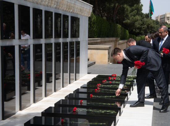 Lillede ja Riigikogu pärja asetamise tseremoonia Märtrite alleel