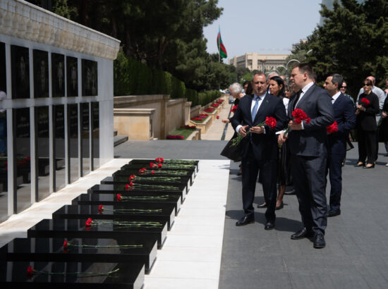 Lillede ja Riigikogu pärja asetamise tseremoonia Märtrite alleel