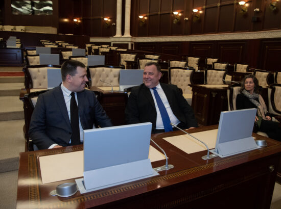 Aserbaidžaani parlamendi istungisaalis. Jüri Ratas, Sven Sester ja Yoko Alender