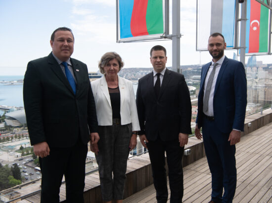 Kohtumine Aserbaidžaani digitaalse arengu ja transpordiministri Rashad Nabiyeviga. Jüri Ratas, Sven Sester,  Yoko Alender ja Rashad Nabiyev