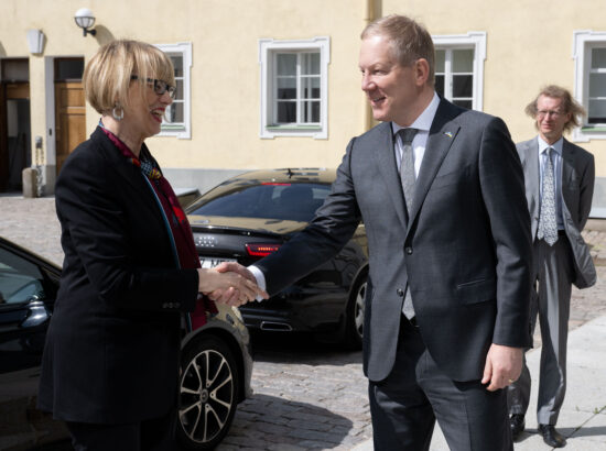 Väliskomisjoni esimees Marko Mihkelson kohtus OSCE peasekretäri Helga Schmidiga.