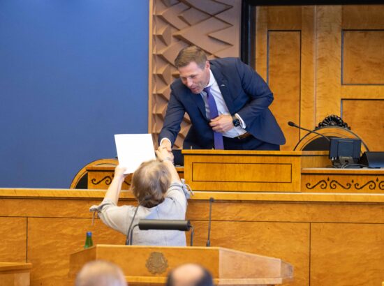 Riigikogu kuulas täna esimesel erakorralisel istungjärgul ära peaminister Kaja Kallase poliitilise avalduse, kus ta teatas valitsuse tagasiastumisest.