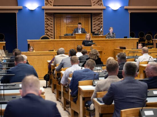 Riigikogu arutas teisel erakorralisel istungjärgul peaministrikandidaat Kaja Kallasele valitsuse moodustamiseks volituste andmist.