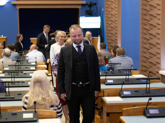 Riigikogu erakorralisel istungjärgul astus valitsus ametivande andmisega ametisse.