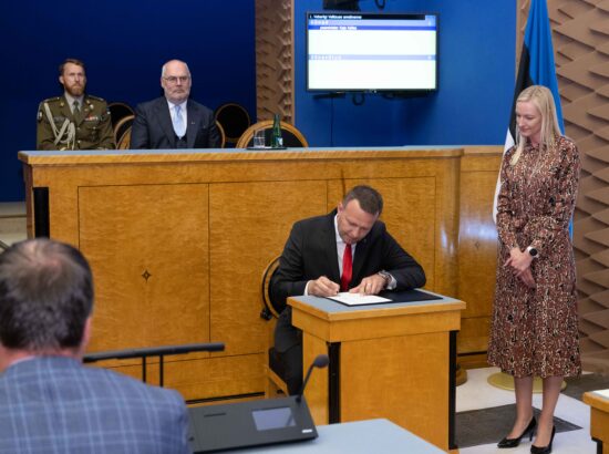 Riigikogu erakorralisel istungjärgul astus valitsus ametivande andmisega ametisse.