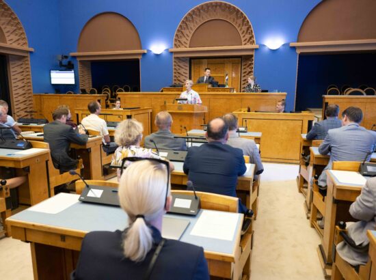 Riigikogu kuulas tänasel erakorralisel istungjärgul ära valitsuse vahetuse tõttu Riigikogu uuteks liikmeks asunute ametivanded, valis erakorraliselt uued aseesimehed ning võttis vastu 12 seadust.