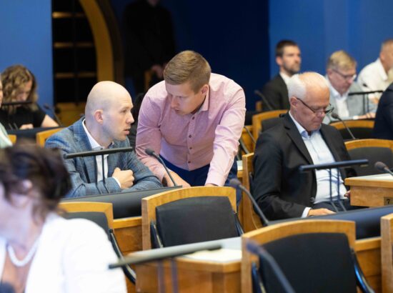 Riigikogu kuulas tänasel erakorralisel istungjärgul ära valitsuse vahetuse tõttu Riigikogu uuteks liikmeks asunute ametivanded, valis erakorraliselt uued aseesimehed ning võttis vastu 12 seadust.