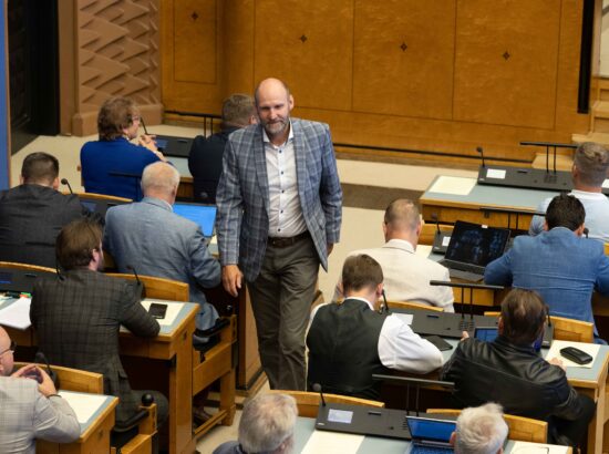 Riigikogu kuulas tänasel erakorralisel istungjärgul ära valitsuse vahetuse tõttu Riigikogu uuteks liikmeks asunute ametivanded, valis erakorraliselt uued aseesimehed ning võttis vastu 12 seadust.