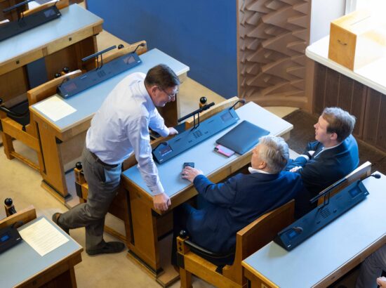 Riigikogu kuulas tänasel erakorralisel istungjärgul ära valitsuse vahetuse tõttu Riigikogu uuteks liikmeks asunute ametivanded, valis erakorraliselt uued aseesimehed ning võttis vastu 12 seadust.