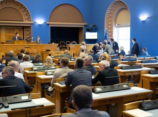 Riigikogu kuulas tänasel erakorralisel istungjärgul ära valitsuse vahetuse tõttu Riigikogu uuteks liikmeks asunute ametivanded, valis erakorraliselt uued aseesimehed ning võttis vastu 12 seadust.