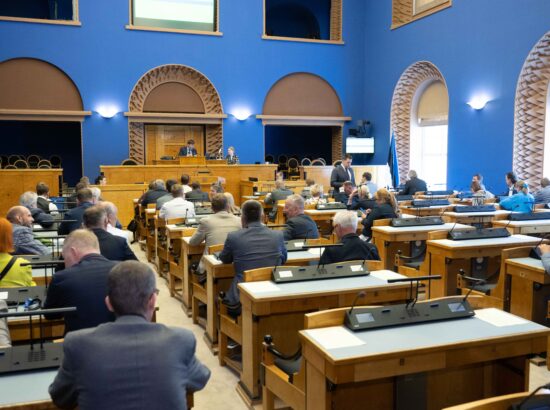 Riigikogu kuulas tänasel erakorralisel istungjärgul ära valitsuse vahetuse tõttu Riigikogu uuteks liikmeks asunute ametivanded, valis erakorraliselt uued aseesimehed ning võttis vastu 12 seadust.