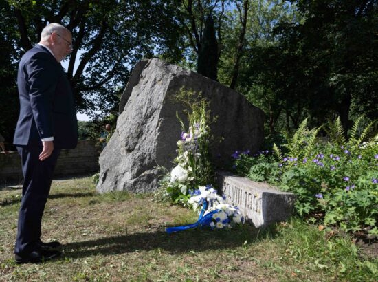 Mälestustseremoonia Toompea jalamil asuva 20. augusti kivi juures