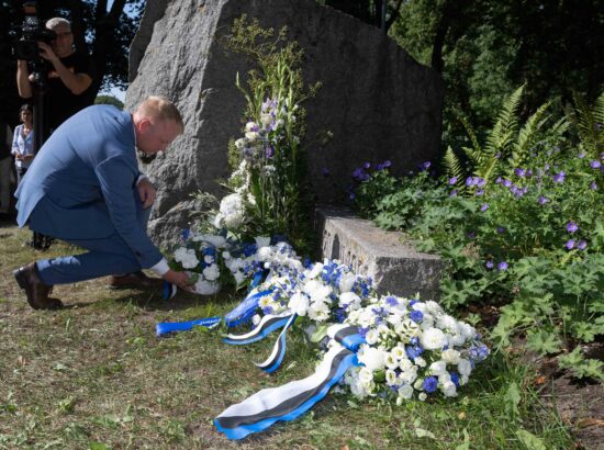 Mälestustseremoonia Toompea jalamil asuva 20. augusti kivi juures