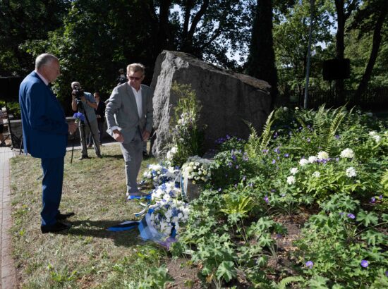 Mälestustseremoonia Toompea jalamil asuva 20. augusti kivi juures