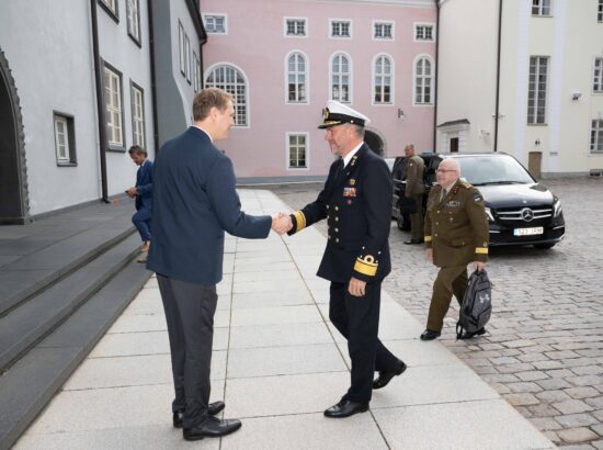 Riigikaitsekomisjon kohtus NATO sõjalise komitee juhi admiral Rob Baueriga.