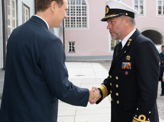 Riigikaitsekomisjon kohtus NATO sõjalise komitee juhi admiral Rob Baueriga.