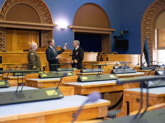 Riigikaitsekomisjon kohtus NATO sõjalise komitee juhi admiral Rob Baueriga.