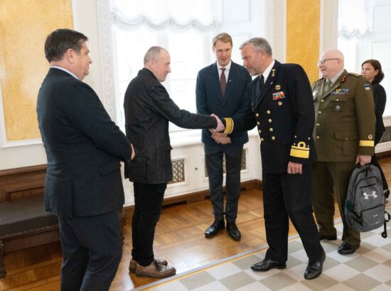 Riigikaitsekomisjon kohtus NATO sõjalise komitee juhi admiral Rob Baueriga.