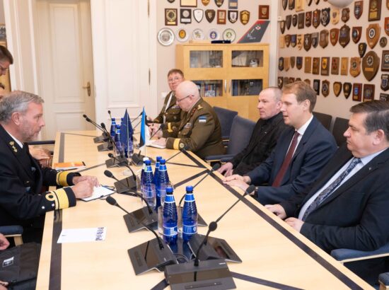 Riigikaitsekomisjon kohtus NATO sõjalise komitee juhi admiral Rob Baueriga.