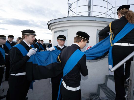 Tallinna 21. Kooli õpilased heiskasid täna päikesetõusul Pika Hermanni torni lipu, et tähistada vastupanuvõitluse päeva.