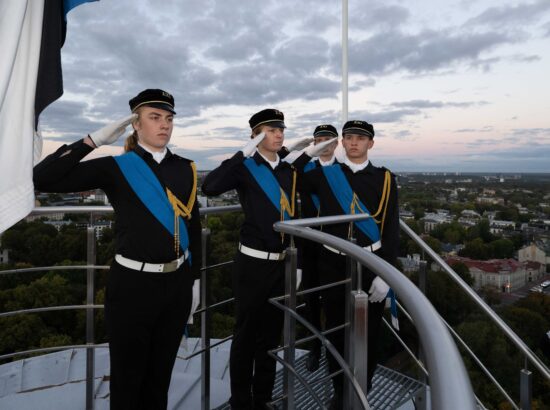 Tallinna 21. Kooli õpilased heiskasid täna päikesetõusul Pika Hermanni torni lipu, et tähistada vastupanuvõitluse päeva.