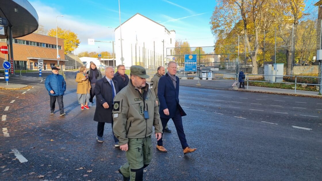 Komisjoni liikmed külastasid Narva piiripunkti.