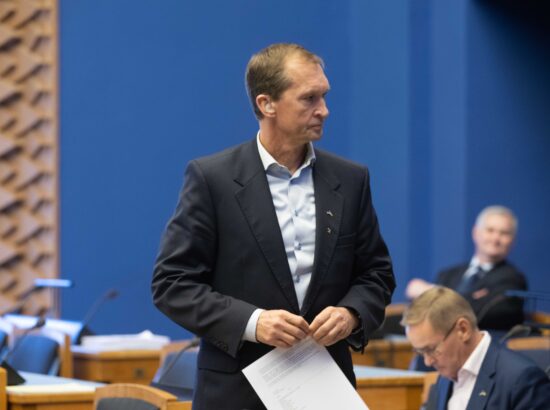 Riigikogu arutas avaldust Ukraina territooriumi annekteerimise hukkamõistmisest ja Venemaa režiimi terroristlikuks kuulutamisest.