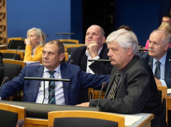 Riigikogu arutas tänasel istungil 42 liikme algatatud umbusaldusavaldust majandus- ja  taristuministrile Riina Sikkutile.