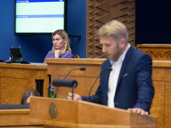 Riigikogu arutas tänasel istungil 42 liikme algatatud umbusaldusavaldust majandus- ja  taristuministrile Riina Sikkutile.